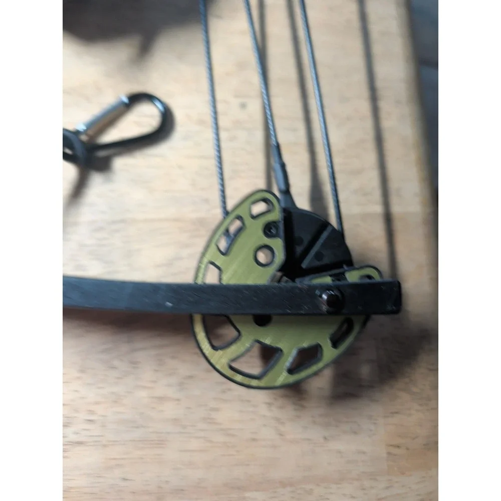 Barnett Tom Cat Youth Bow/3 Practice Arrows And Big Game Retractable Gear Lift